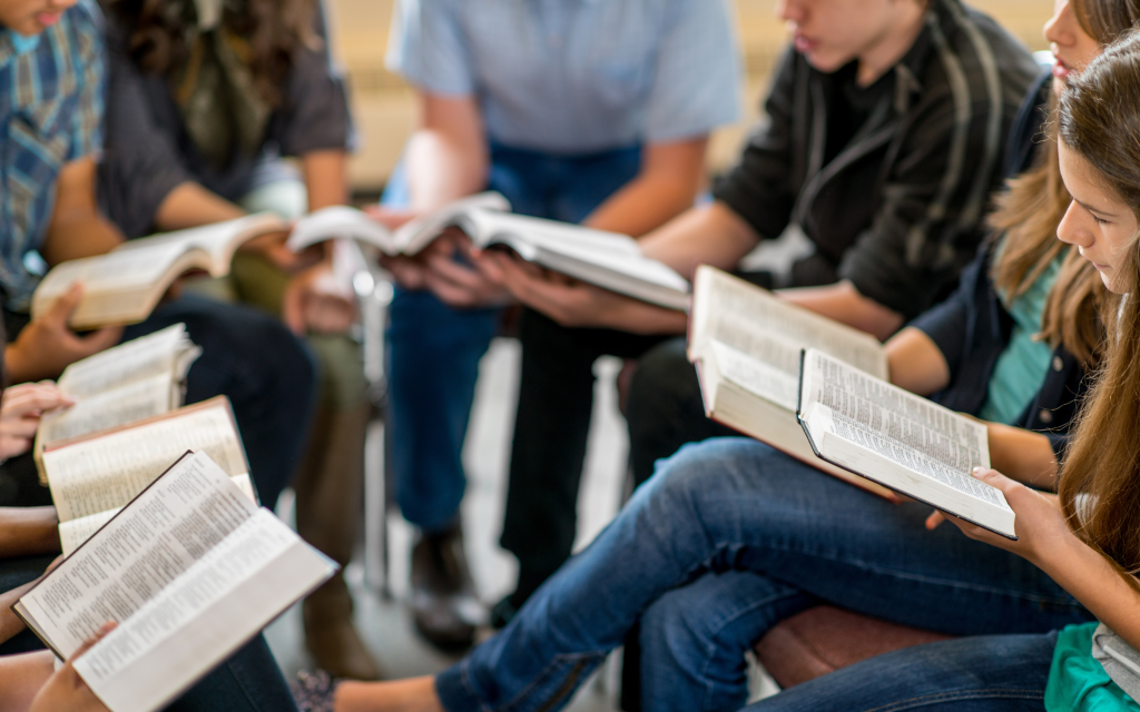 Studenci czytający książki