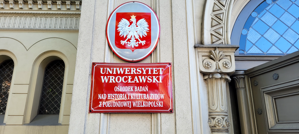 Tablica z nazwą Ośrodka.